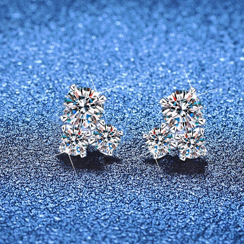 Par de brincos trevo de moissanite sobre fundo azul brilhante