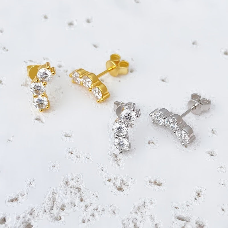 Brinco curvo de moissanite dourado e ouro branco mostrando o pino