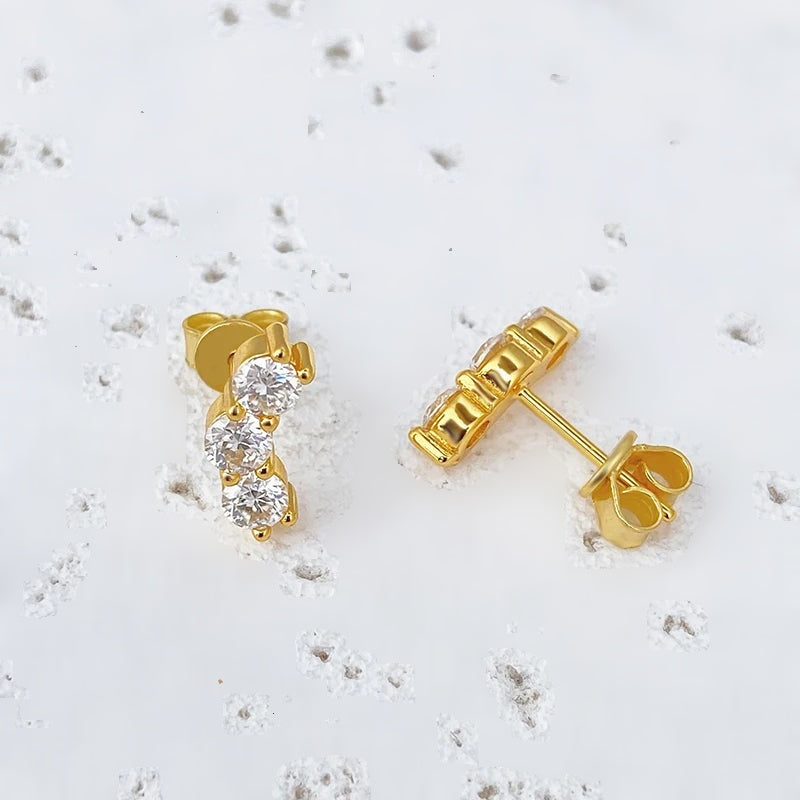 Brinco trio de moissanites dourado visto de lado com a tarraxa