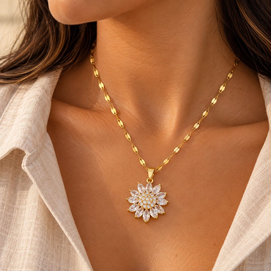 Colar Feminino Flor Radiante com Zircônias em Aço Inoxidável