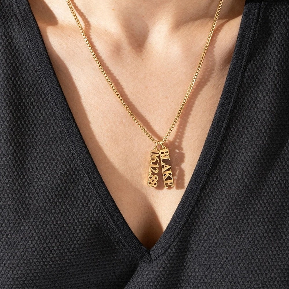 Colar com 2 nomes dourado com corrente veneziana usado com camiseta preta