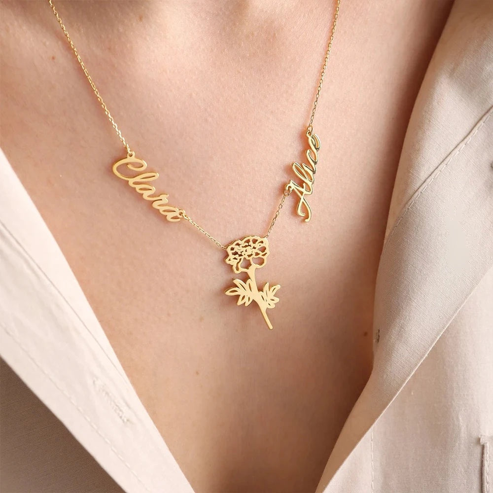Colar com nomes e flor do mês dourado com blusa rosa clara