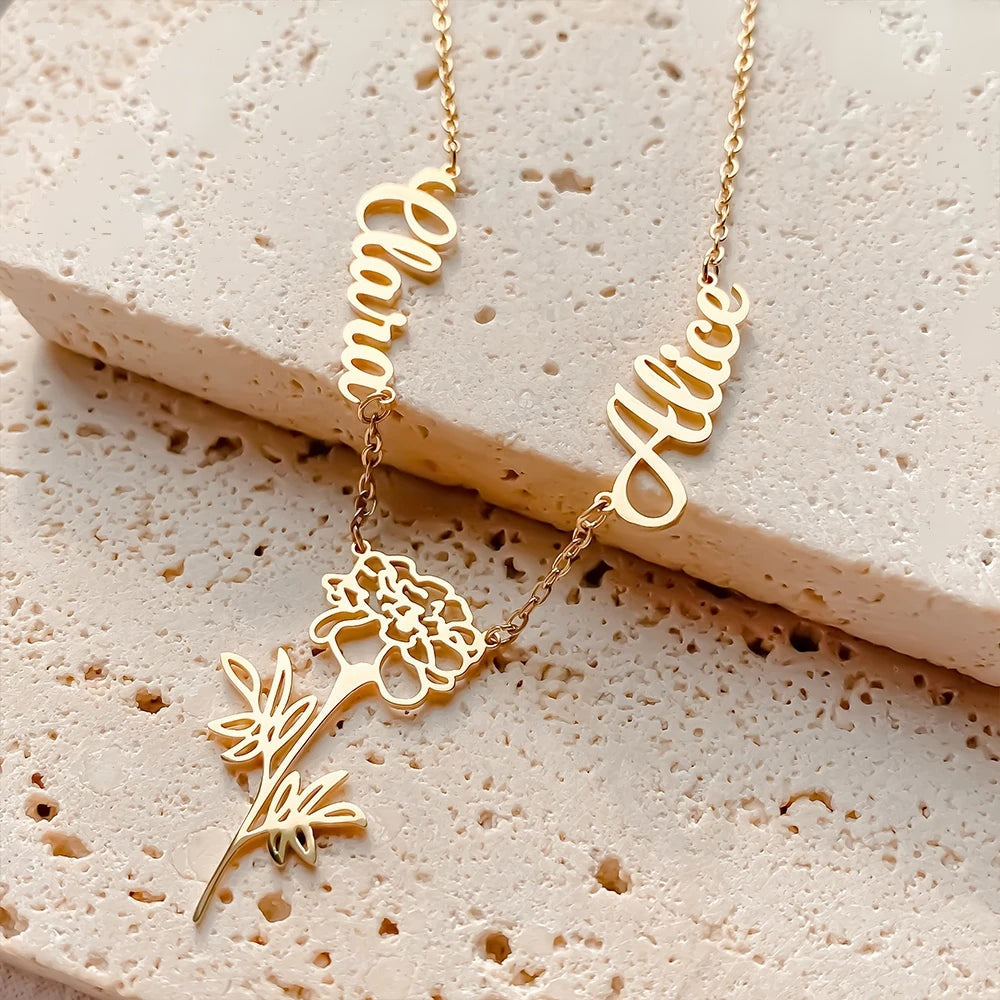 Detalhe da flor vazada do colar com 2 nomes dourado