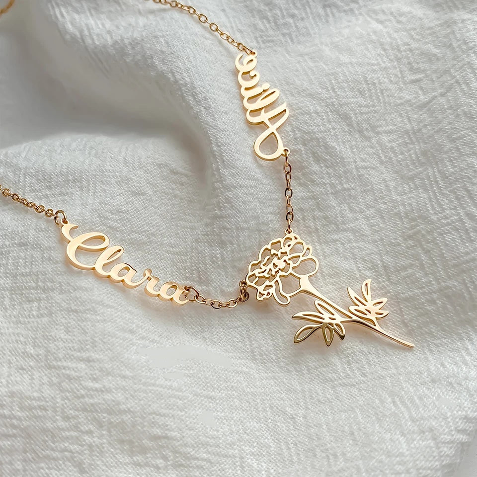 Colar com dois nomes e flor do mês dourado sobre tecido branco