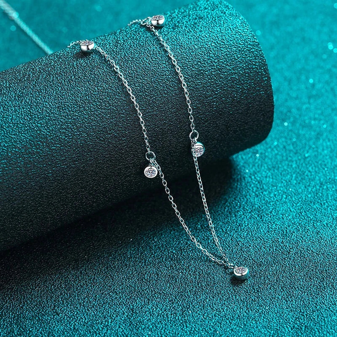 Colar 5 pontos de luz de moissanite apoiado em expositor
