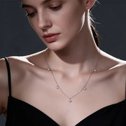 Colar 5 pontos de luz de moissanite usado com vestido preto