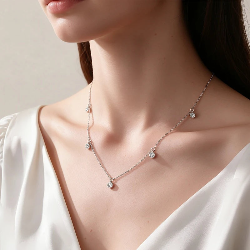 Colar 5 pontos de luz de moissanite no colo com blusa branca