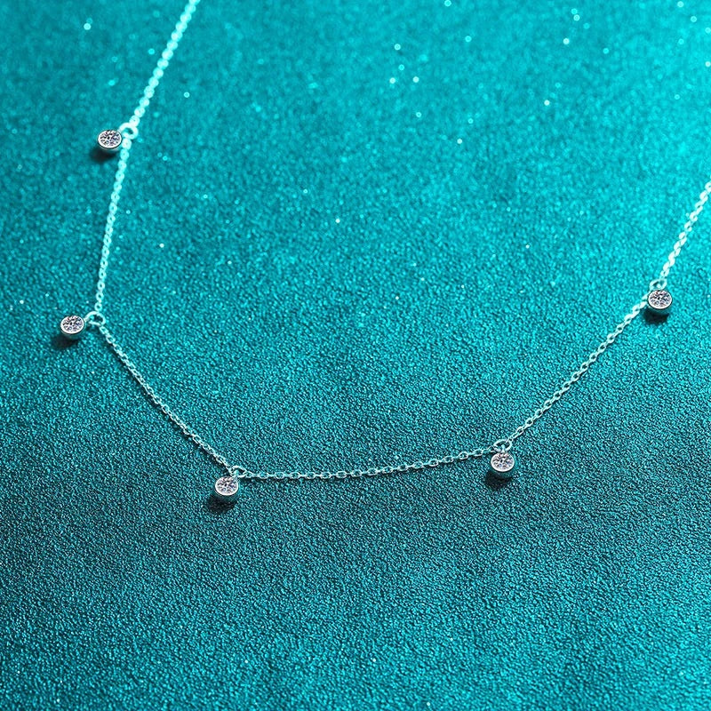Corrente do colar de moissanite com as cinco pedras em destaque