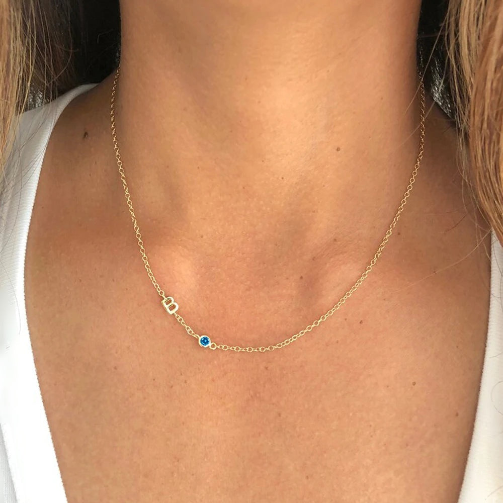 Colar com inicial B e pedra do mês azul dourado no colo