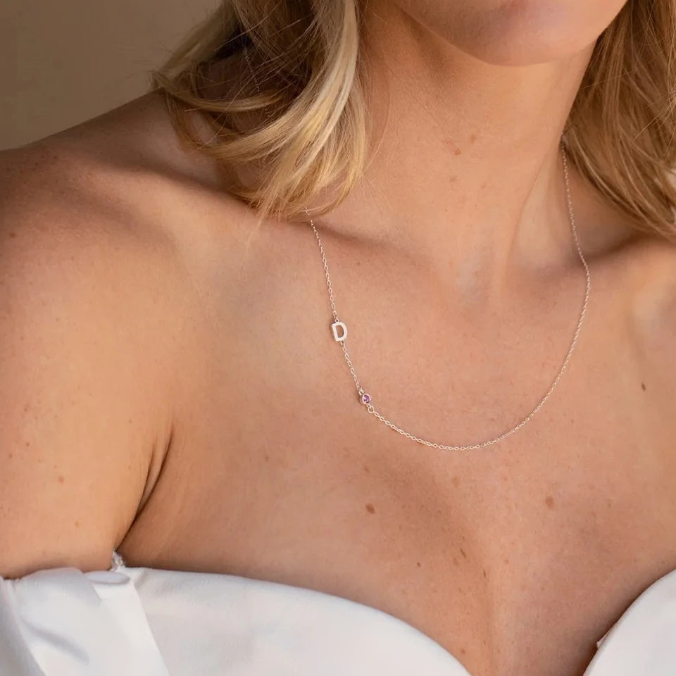 Colar com inicial e pedra do mês prata usado com vestido tomara que caia