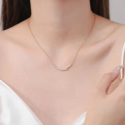 Colar barra curva de moissanite usado no colo
