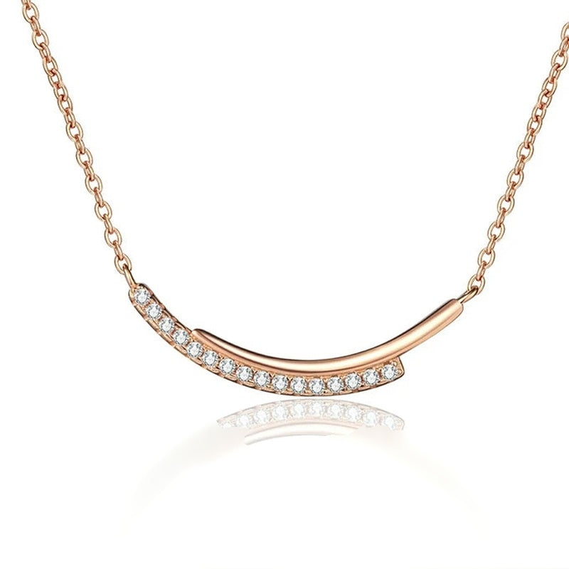 Colar barra curva cravejada de moissanite cor ouro rosé