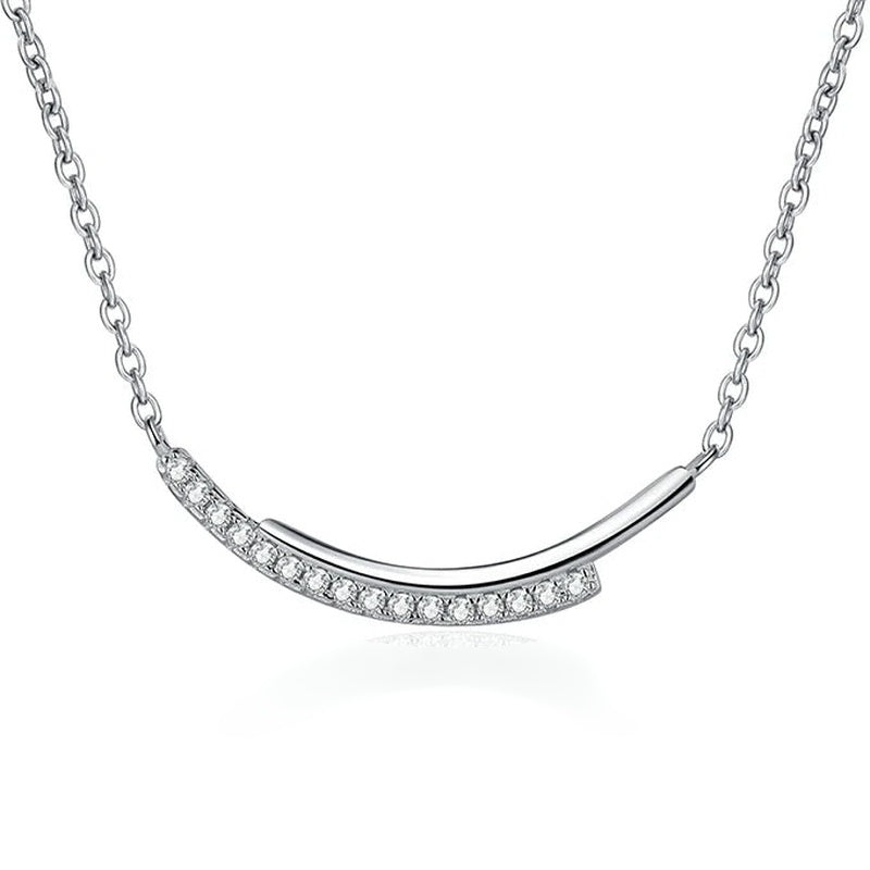 Colar barra curva cravejada de moissanite cor ouro branco