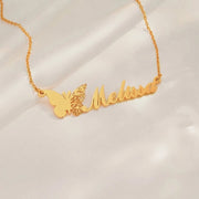 Colar com nome e borboleta dourado Melissa sobre tecido branco