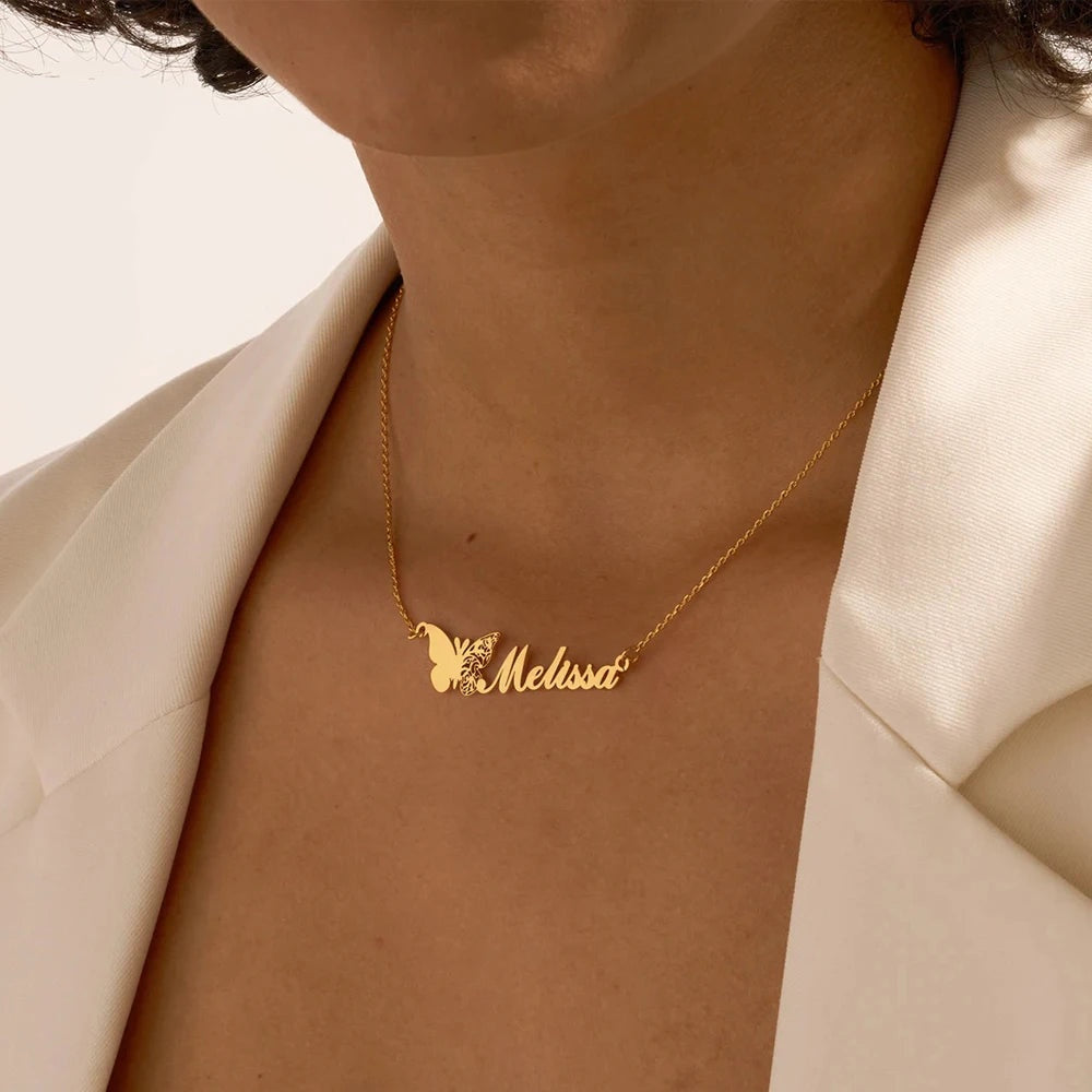 Colar com nome e borboleta do mês dourado usado com blazer bege