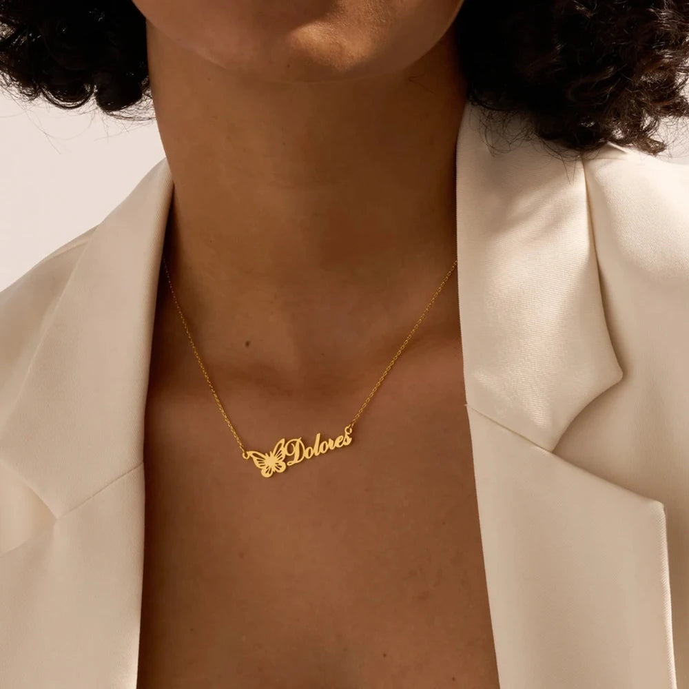 Colar com nome e borboleta dourado no pescoço