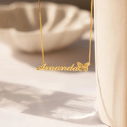 Colar com nome e borboleta dourado Amanda em corrente veneziana