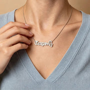 Colar com nome e borboleta prata usado com blusa azul