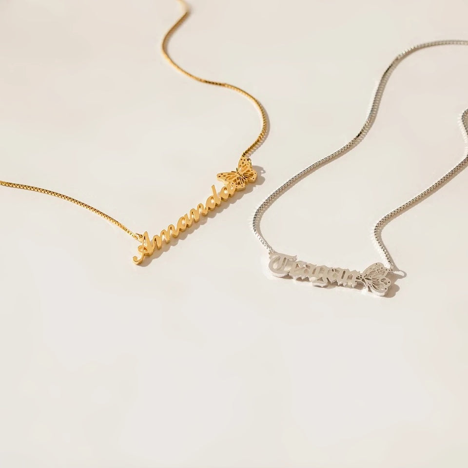 Colar com nome e borboleta nas cores dourado e prata
