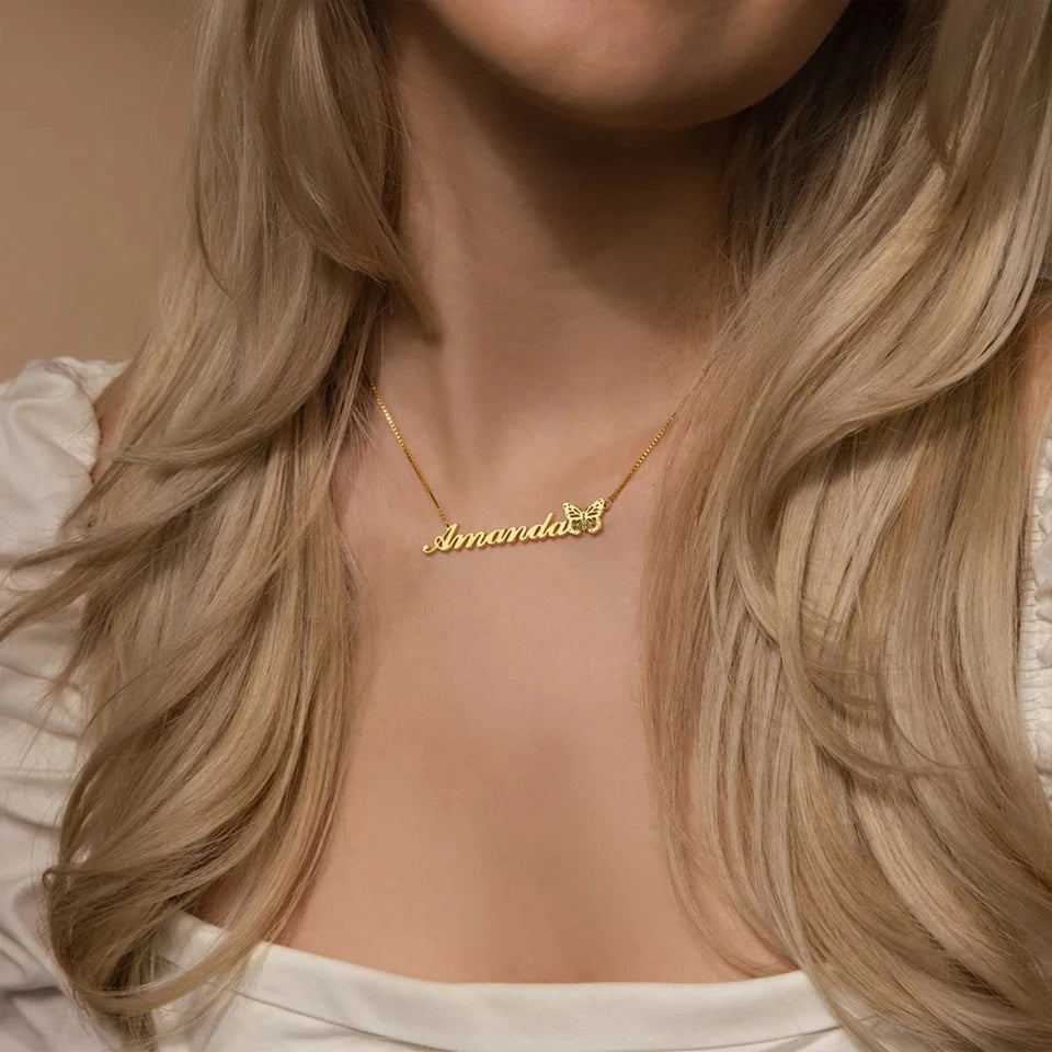 Colar com nome e borboleta dourado delicado no pescoço