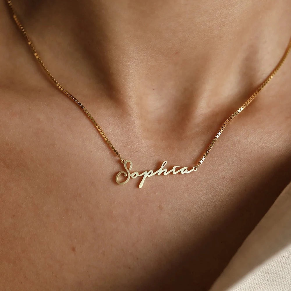 Colar com nome Sophia dourado em corrente veneziana no colo