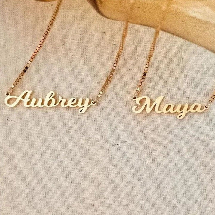 Dois colares com nome dourados Aubrey e Maya em corrente veneziana