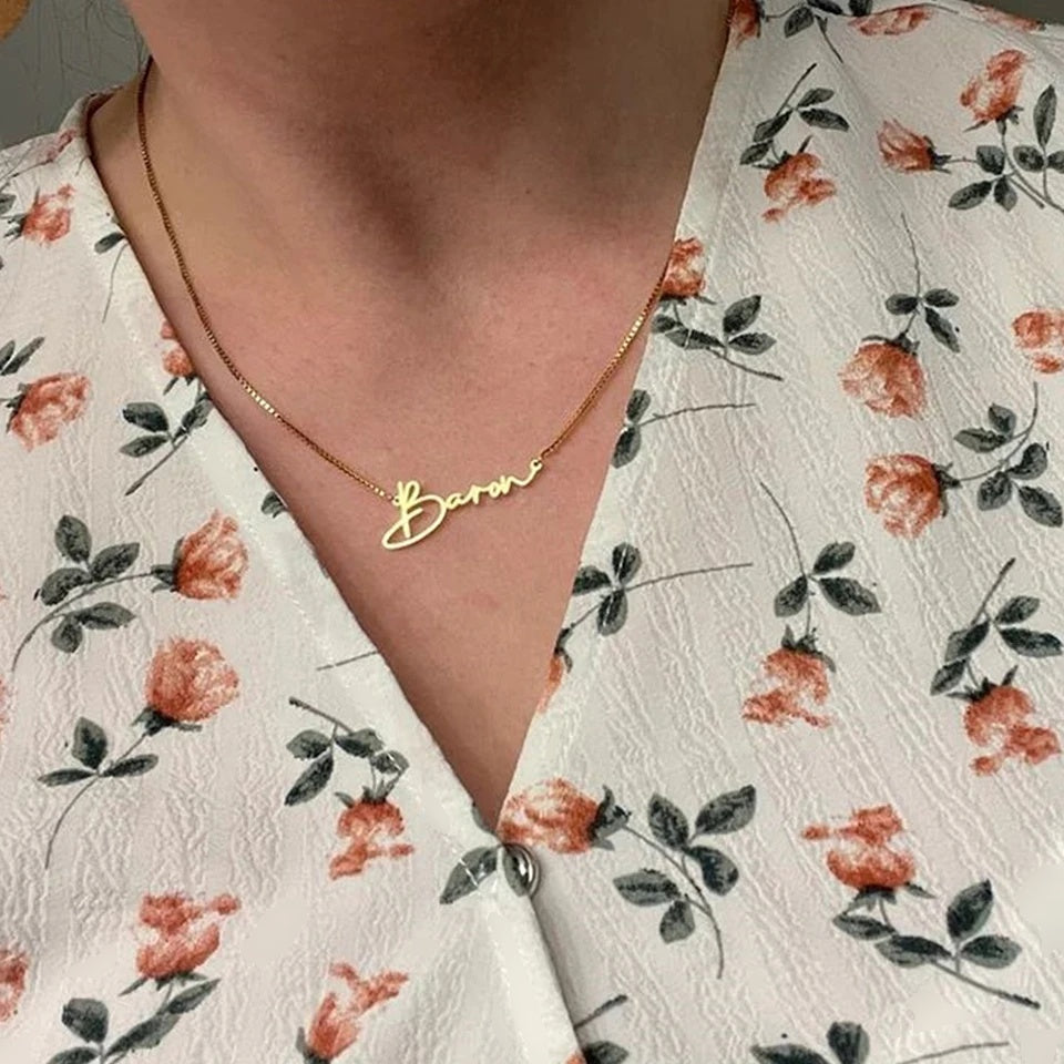 Colar com nome dourado usado com camisa florida