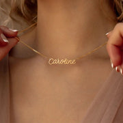 Colar com nome personalizado dourado Caroline usado no pescoço