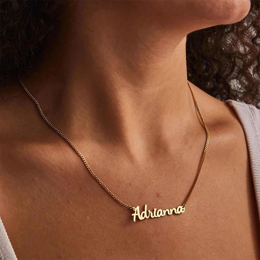 Colar com nome dourado em letra manuscrita no colo