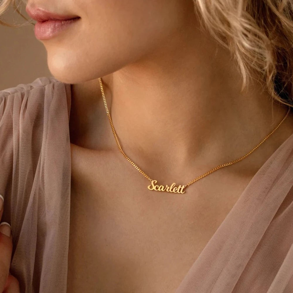 Colar com nome Scarlett dourado visto de perto