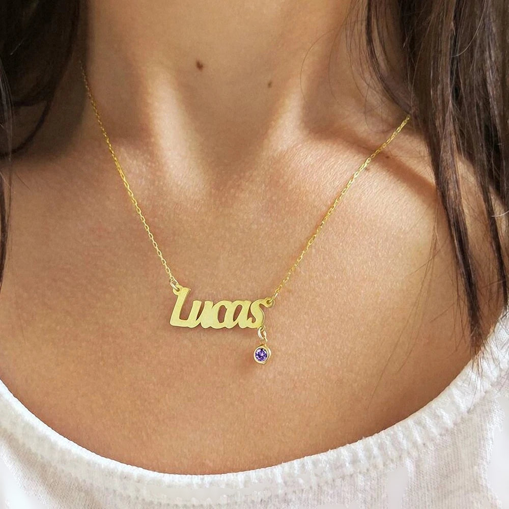 Colar com nome dourado Lucas e pedra do mês violeta usado no pescoço