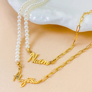 Colar com nome, pérolas e corrente clipe dourado Naim e Alyssa