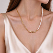 Colar com nome e pérolas dourado usado com vestido de alça