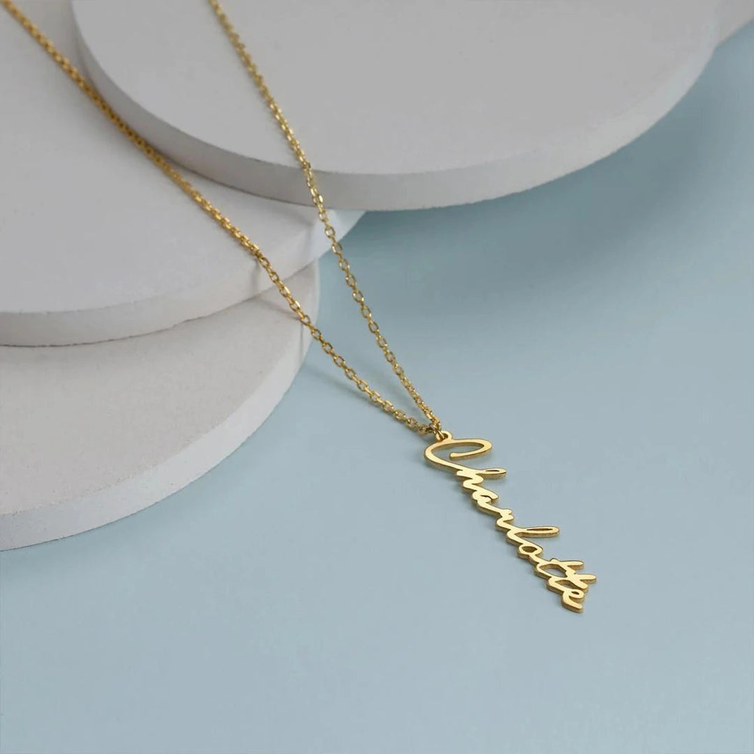 Colar com nome vertical dourado Charlotte em letra cursiva
