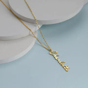 Colar com nome vertical dourado Charlotte em letra cursiva