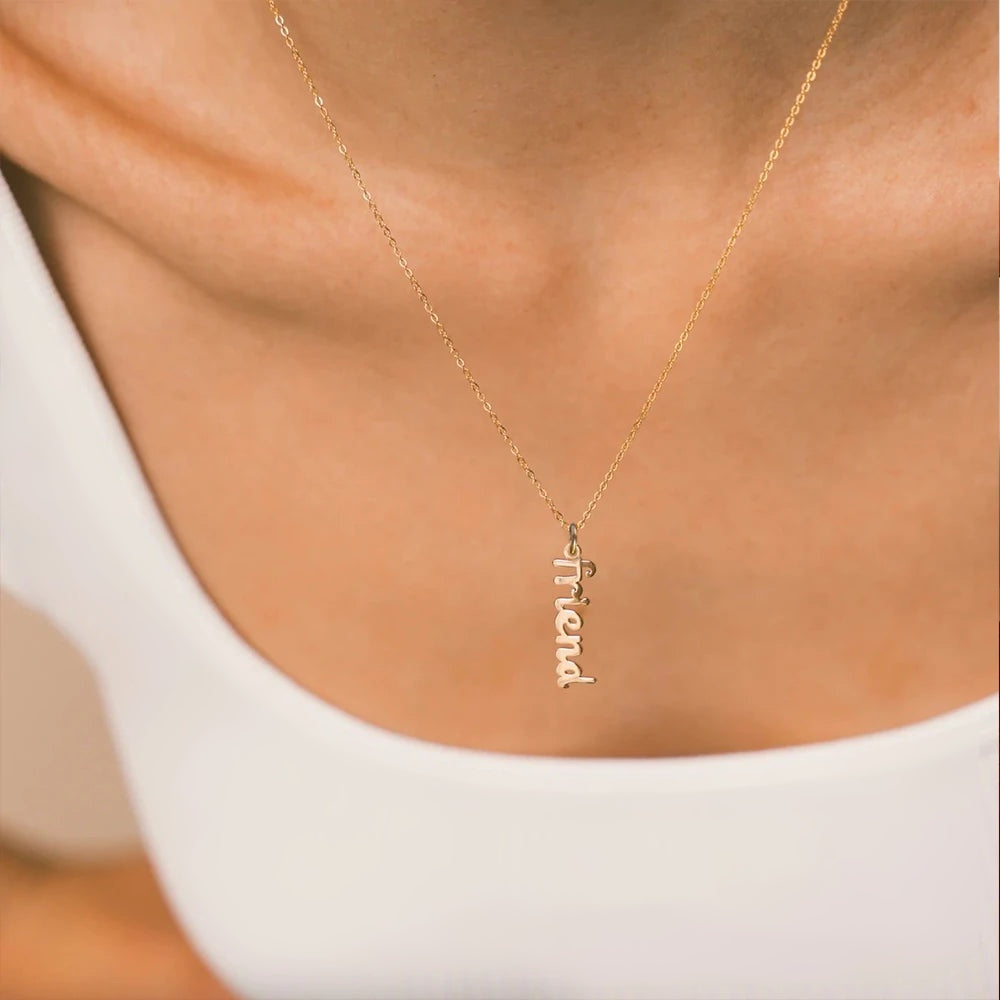Colar com nome vertical friend dourado usado com regata branca