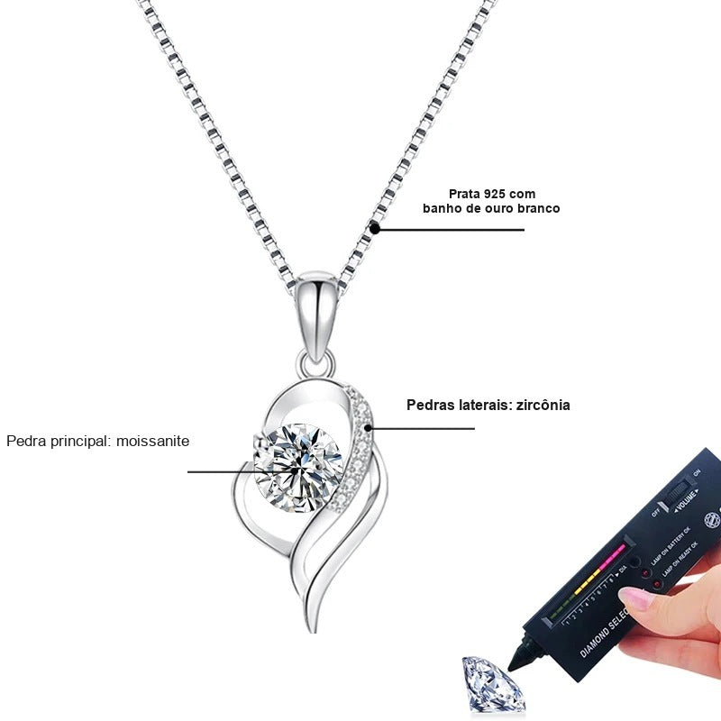 Colar coração vazado: moissanite central, zircônias laterais e prata 925 com banho de ouro branco