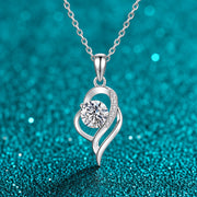 Colar Coração Vazado com Moissanite 1 ct em prata 925 sobre fundo verde com brilho