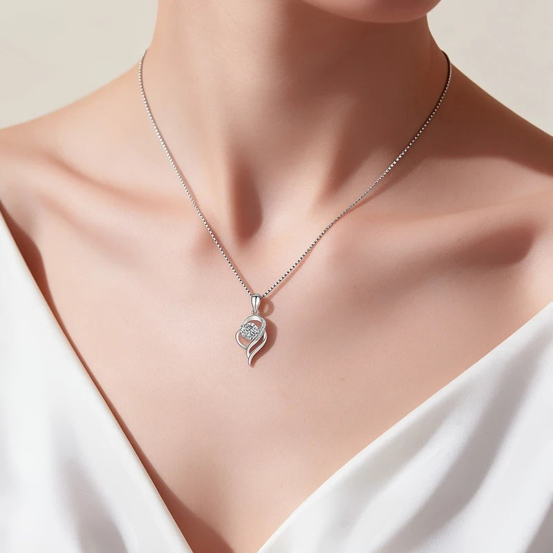 Colar coração de moissanite usado com blusa branca