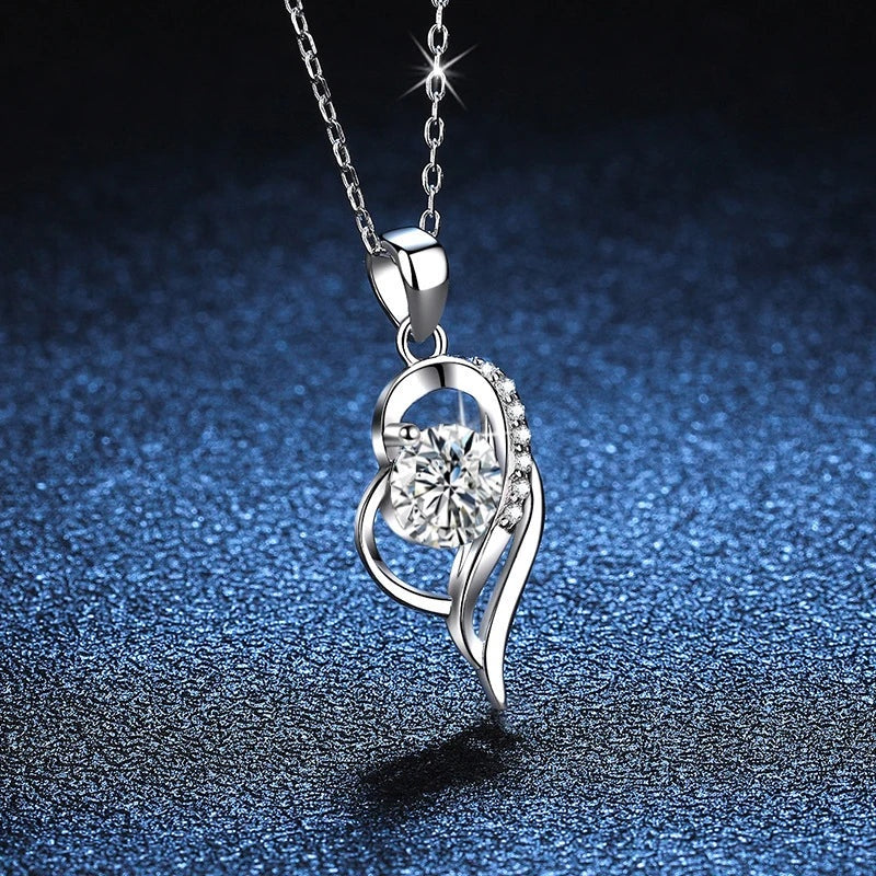 Pingente de coração vazado com moissanite em fundo azul