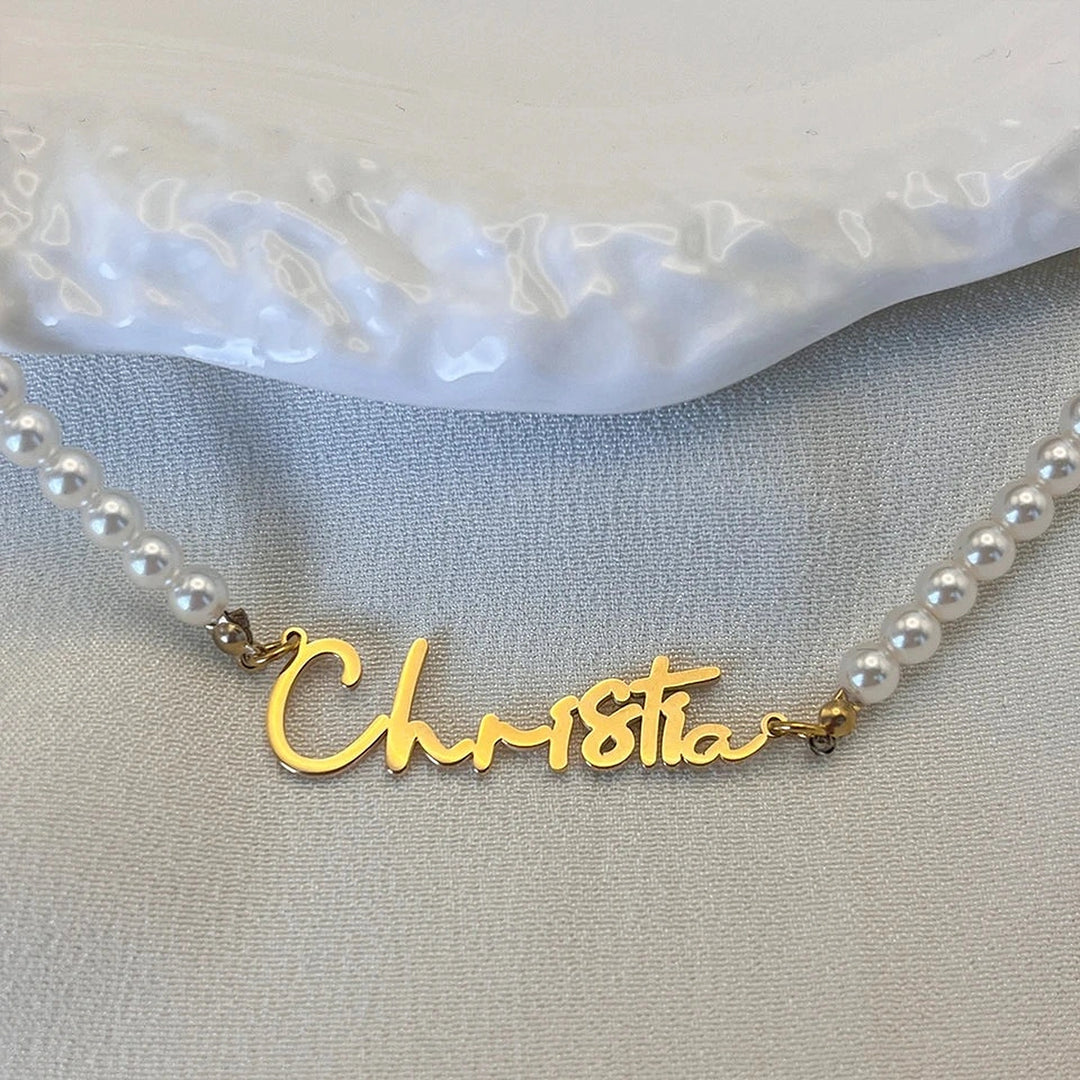 Colar de pérolas com nome Christia dourado visto de perto