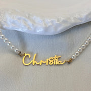 Colar de pérolas com nome Christia dourado visto de perto