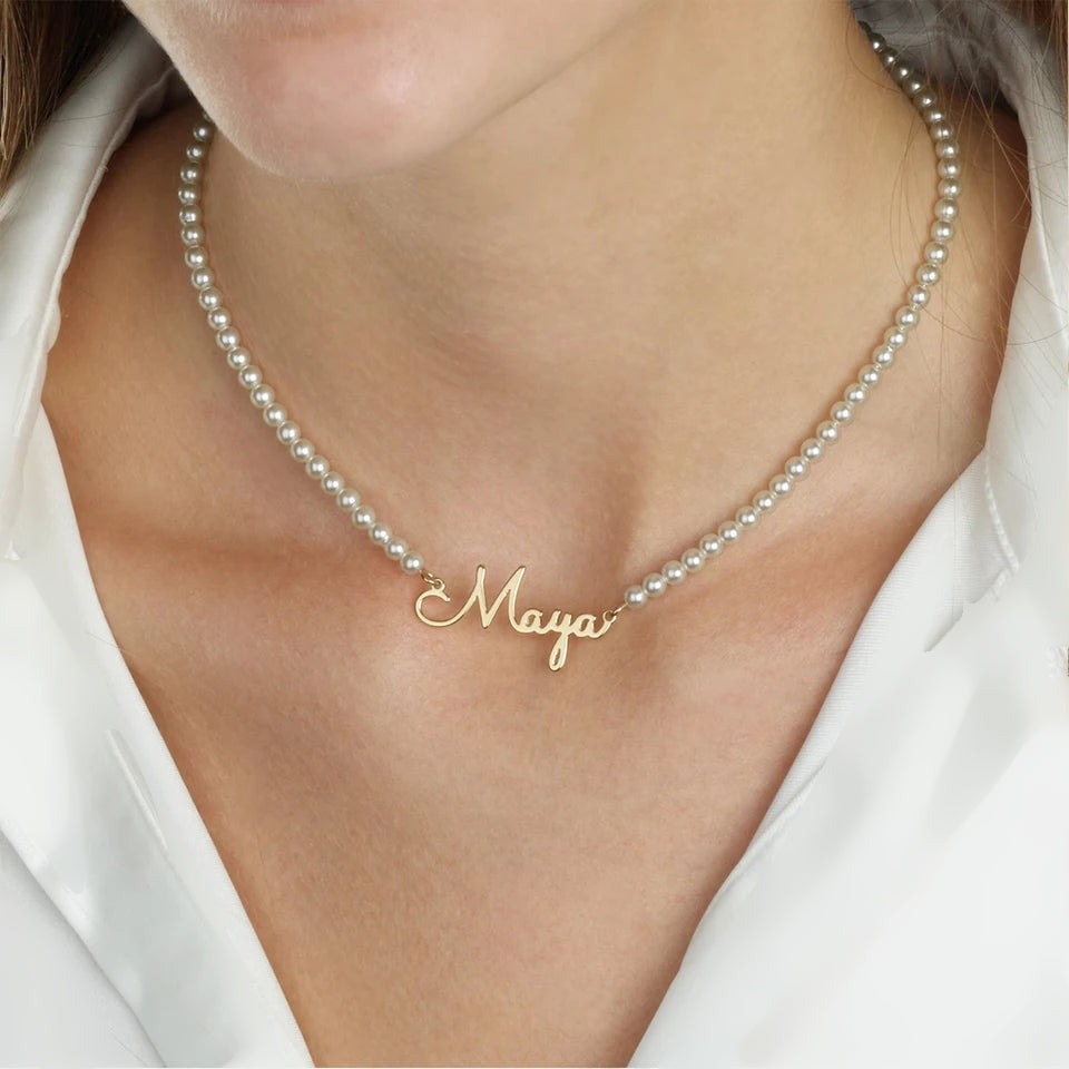 Colar de pérolas com nome Maya usado com camisa branca