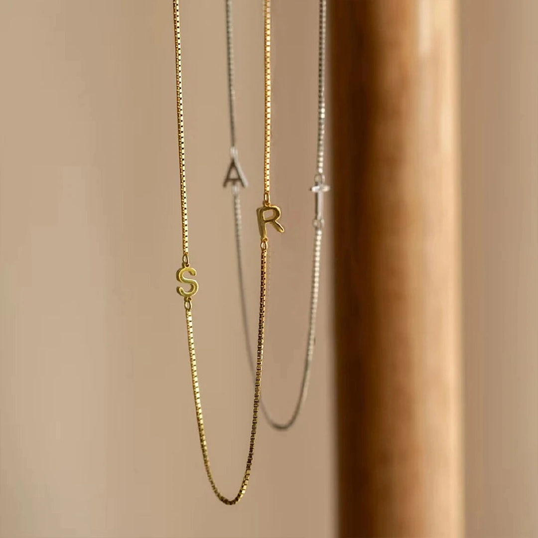 Colares com duas iniciais assimétricas dourado e prata pendurados