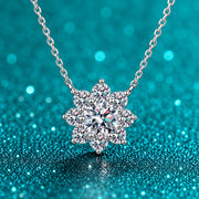 Colar Flor de Moissanite 1 ct com Zircônias em prata 925 sobre fundo verde com brilho