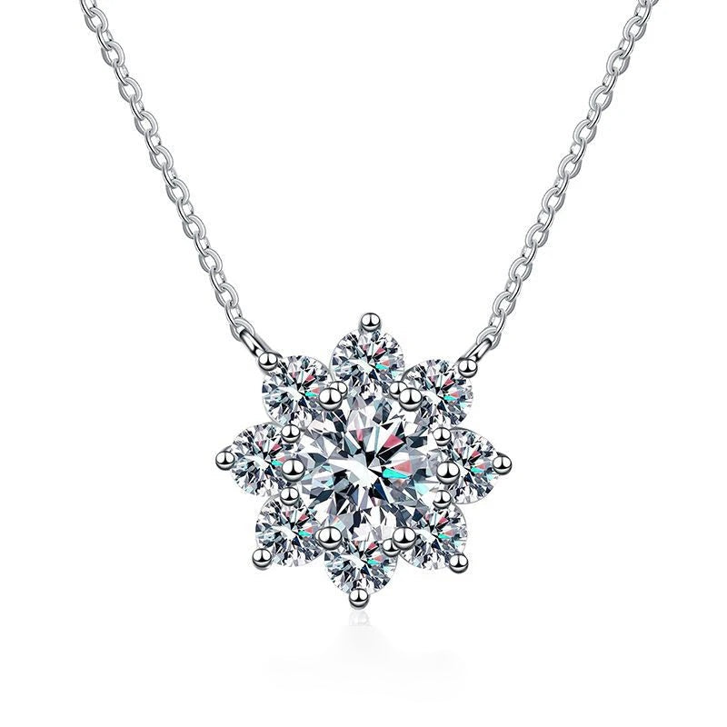 Colar flor de moissanite 1 ct em prata 925 sobre fundo branco