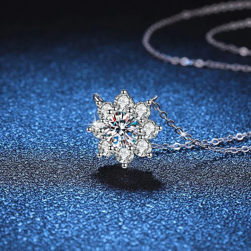 Pingente flor de moissanite apoiado de lado