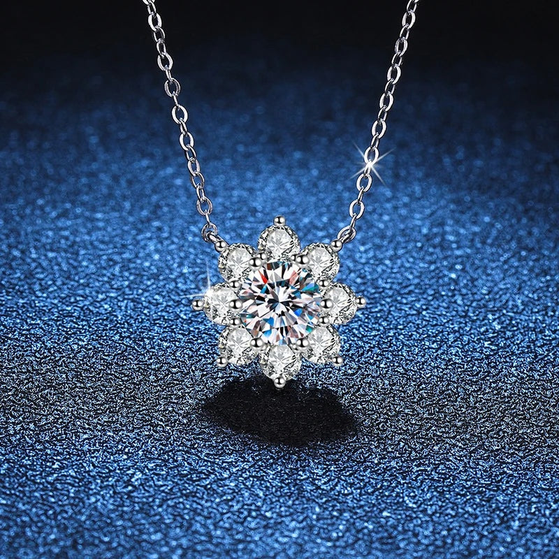 Colar flor de moissanite em prata 925 visto de frente