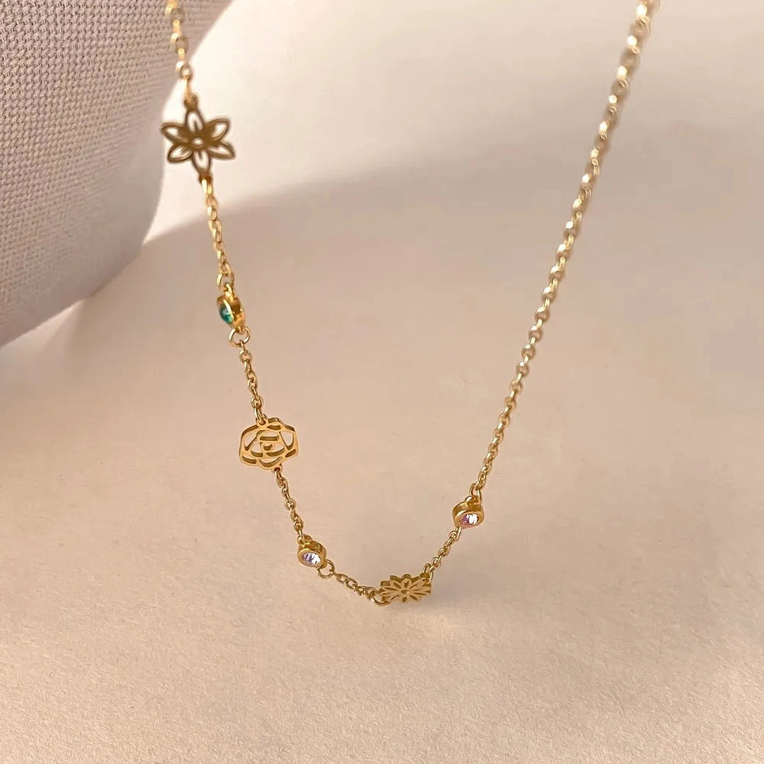 Colar flor e pedra do mês dourado com flores vazadas e pedrinhas coloridas