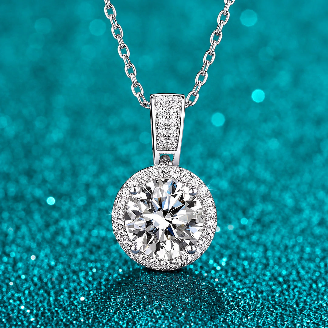 Colar Halo com Alça Cravejada de Moissanite em prata 925 sobre fundo verde com brilho